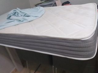 Cuna de viaje y colchón