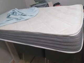 Cuna de viaje y colchón