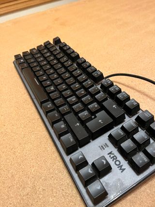 Teclado Mecánico Krom Kernel TKL RGB Compacto