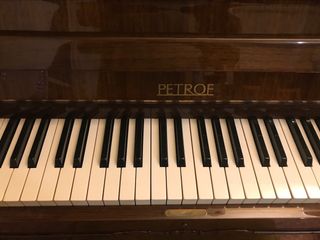Piano pared Petrof
