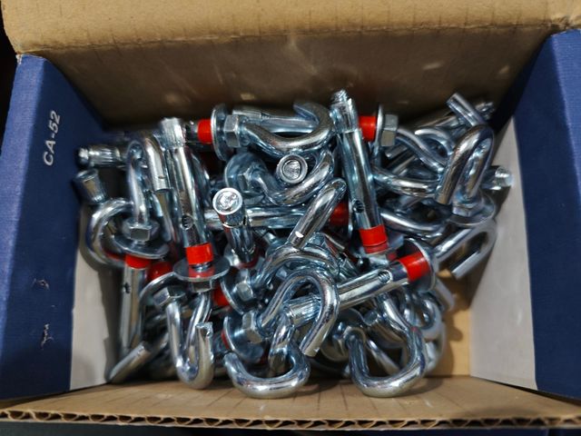 Tassello metallico con gancio