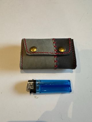 Monedero de cuero hecho a mano