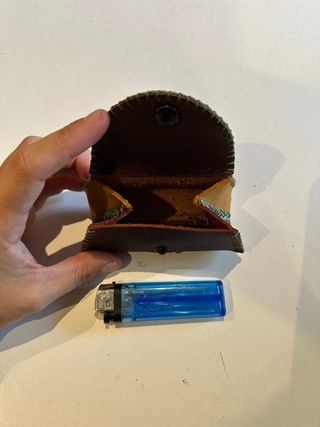 Monedero de cuero hecho a mano
