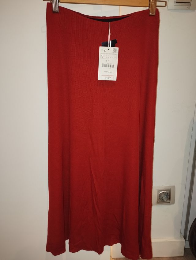 Falda granate sin estrenar Zara