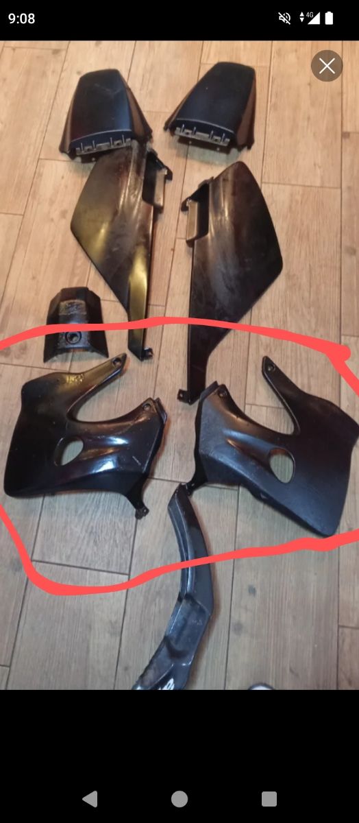 Plásticos delanteros derecho e izquierdo derbi