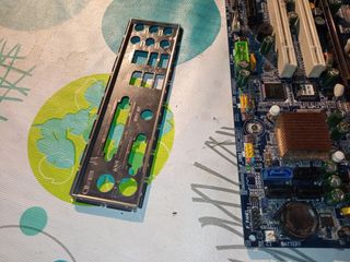 Gigabyte GA 8I945PM RH completo