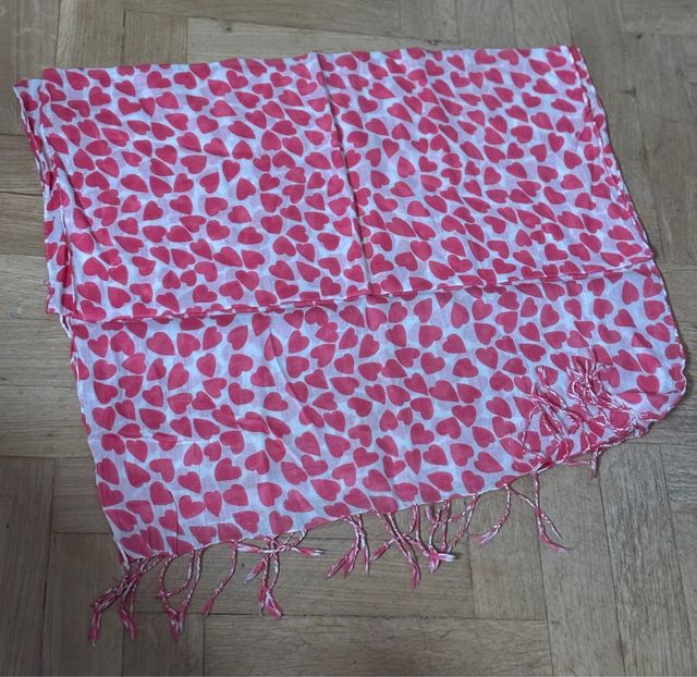 Pañuelo estampado de corazones