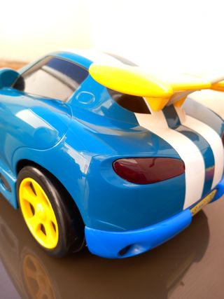 coche teledirigido azul