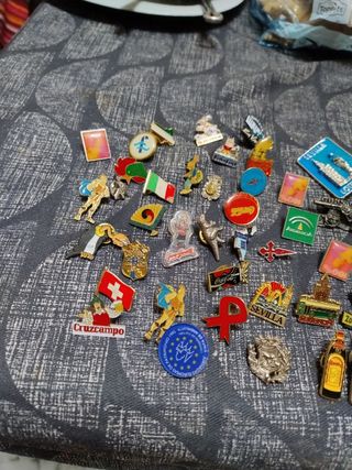 Conjunto de 38 pins de coleccion