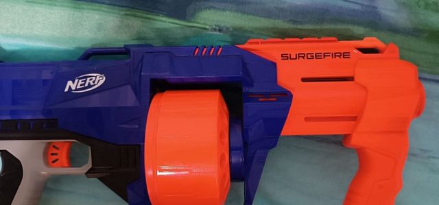 Pistola/Metralleta con tambor Nerf.