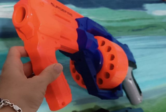 Pistola/Metralleta con tambor Nerf.