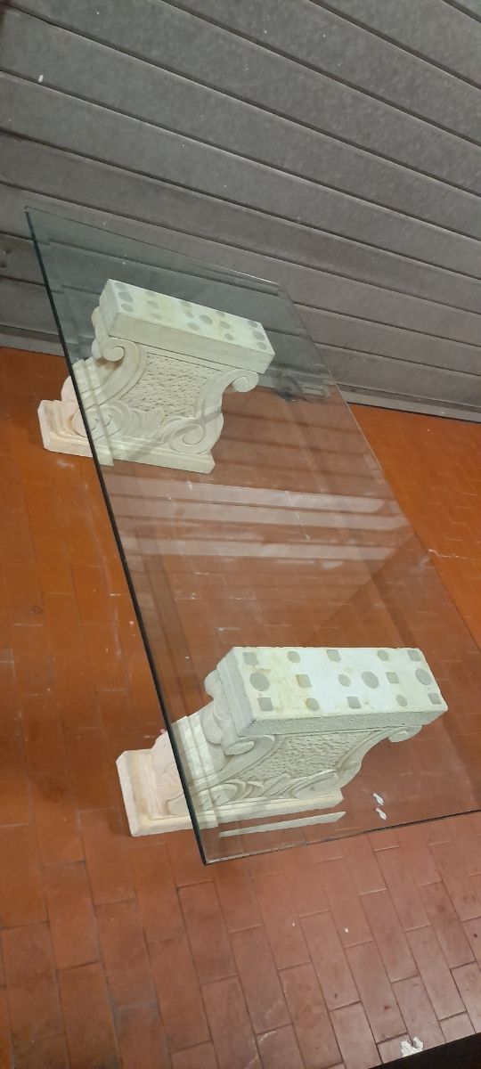 Tavolinetto vetro e capitelli