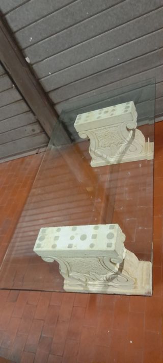 Tavolinetto vetro e capitelli