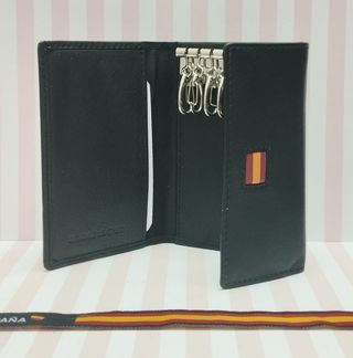 OFERTA. CARTERA LLAVERO PIEL BANDERA + REGALO PULS