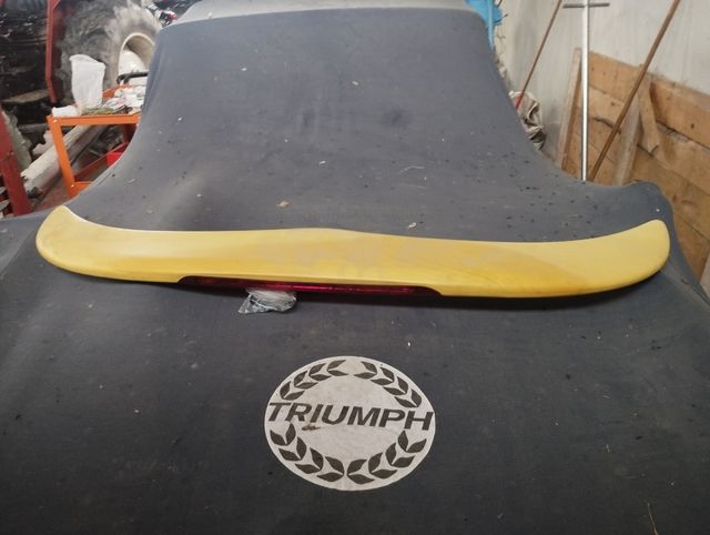 Alettone o spoiler macchina