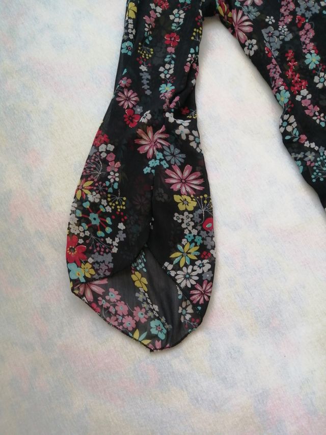 Blusa con piedrecitas.