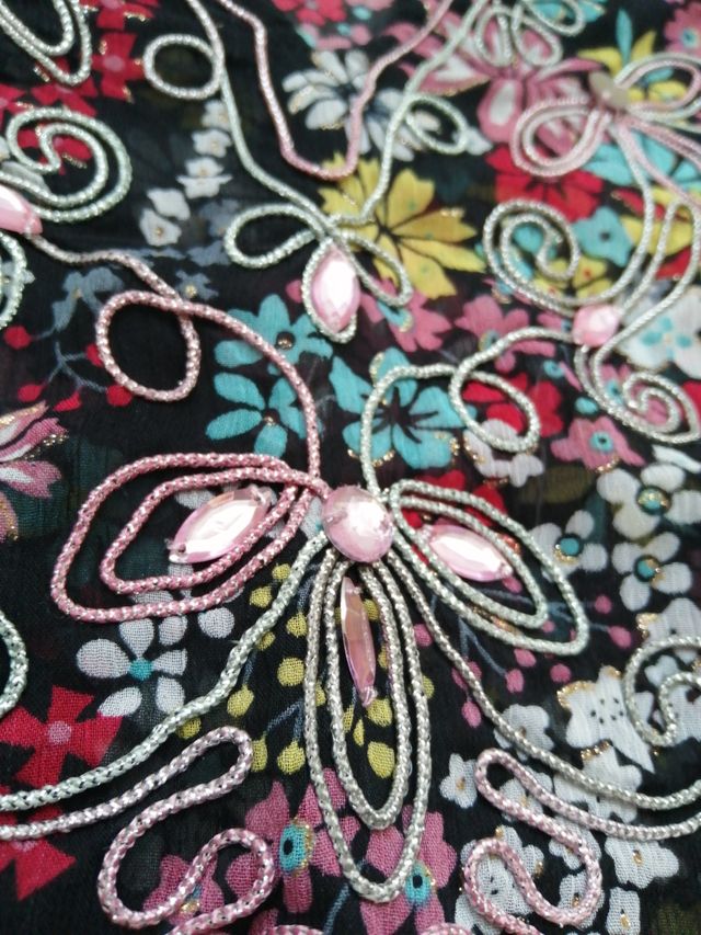 Blusa con piedrecitas.