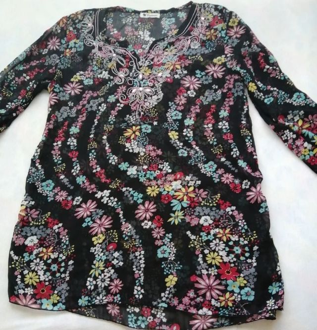 Blusa con piedrecitas.