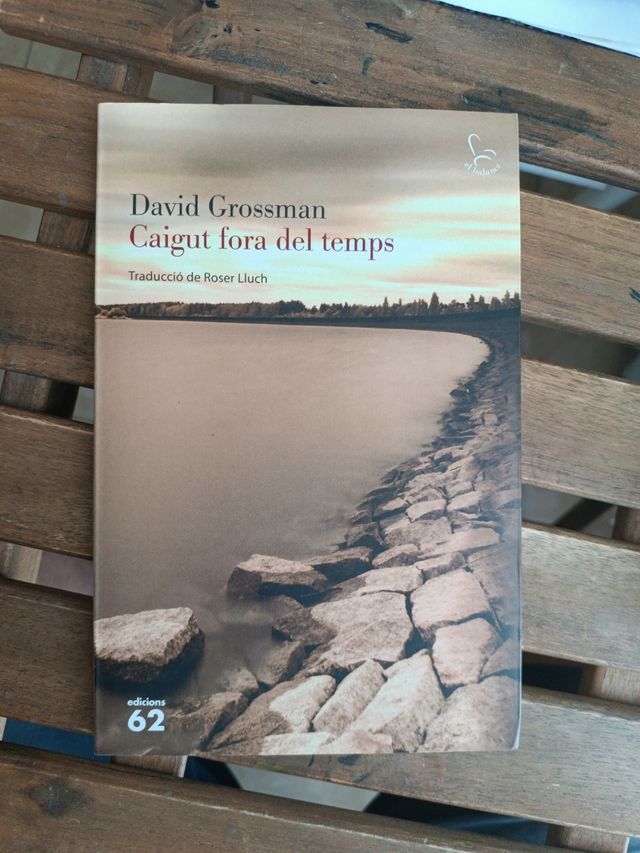 Caigut fora del temps: Una història polifònica