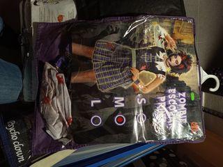 Disfraz zombie. Tengo 2 uno de piña y otro mujer 