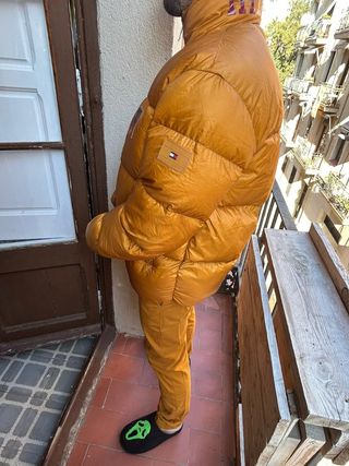 Plumas Tommy Hilfiger con pantalón chino