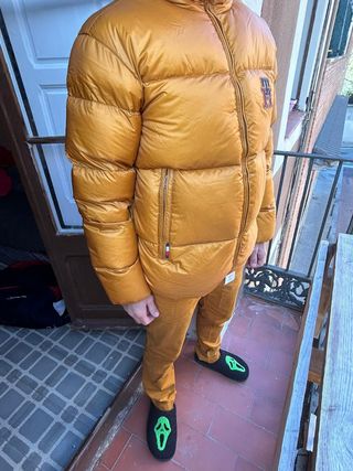 Plumas Tommy Hilfiger con pantalón chino