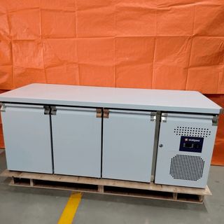 🔲 Bajo Mostrador de 3 Puertas