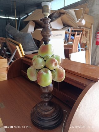 Lampara madera y cerámica Manises?