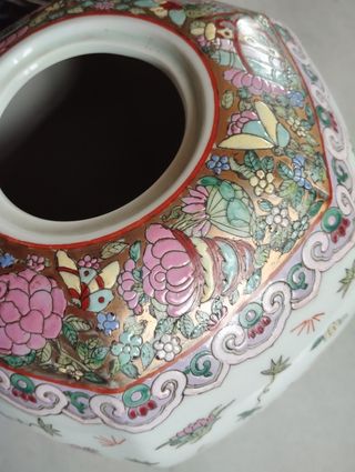 Antigüedad. Urna de porcelana china. Antigüedad 