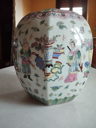 Antigüedad. Urna de porcelana china. Antigüedad 