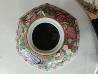 Antigüedad. Urna de porcelana china. Antigüedad 
