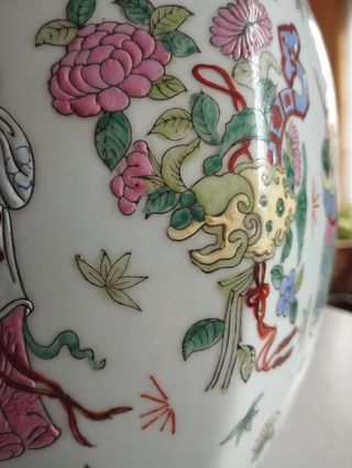 Antigüedad. Urna de porcelana china. Antigüedad 
