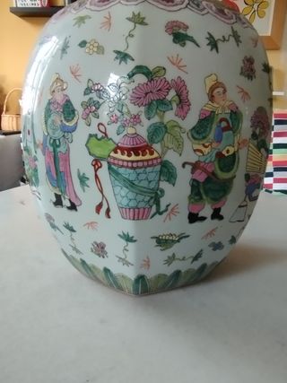 Antigüedad. Urna de porcelana china. Antigüedad 
