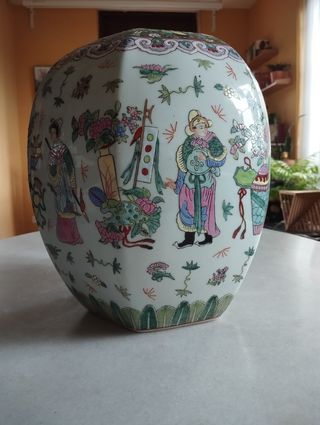 Antigüedad. Urna de porcelana china. Antigüedad 
