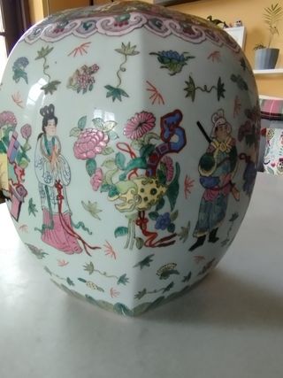 Antigüedad. Urna de porcelana china. Antigüedad 