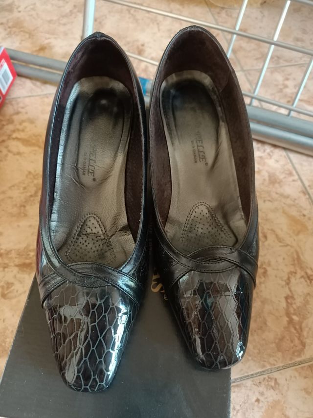 Precioso zapatos tres damas