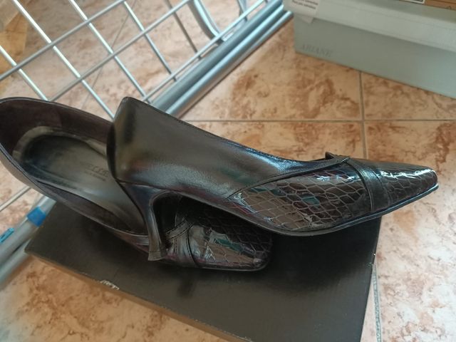 Precioso zapatos tres damas