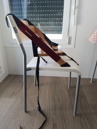 Trona de madera plegable.