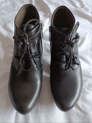 Elegantes botines color negro / 36 
