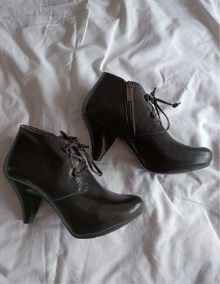 Elegantes botines color negro / 36 
