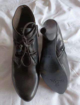 Elegantes botines color negro / 36 