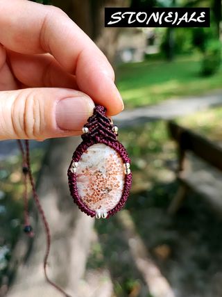 Collana con ciondolo in macrame con scolecite