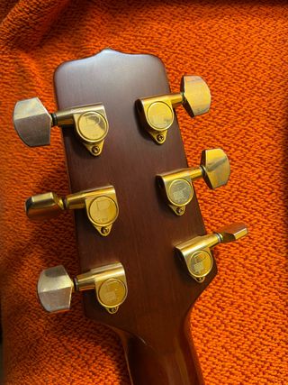 Guitarra acústica Jumbo vintage de los 80.