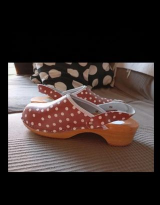 Zuecos madera lunares