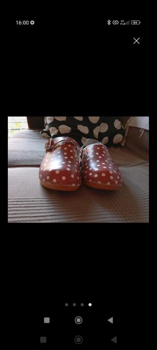 Zuecos madera lunares