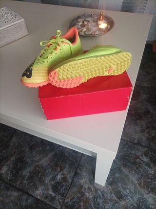 Botas de futbol bajo el precio.