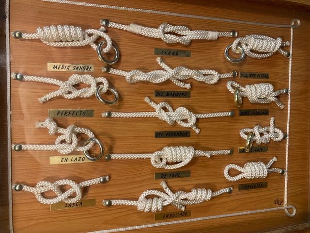 CUADRO VITRINA 13 NUDOS MARINEROS