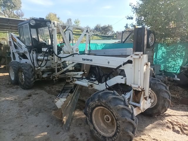 Máquina motoniveladora