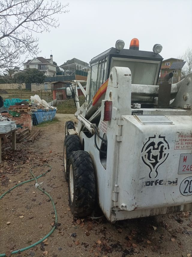 Máquina motoniveladora