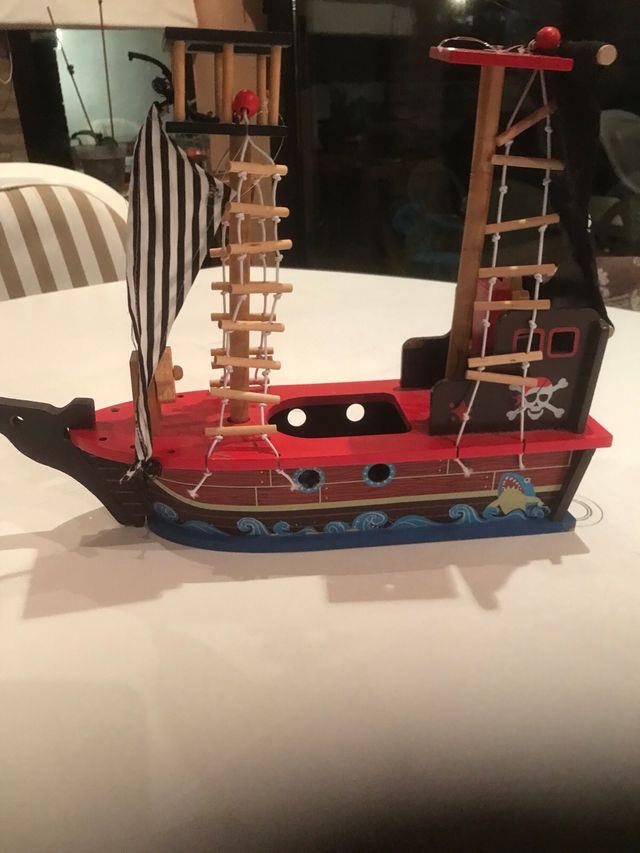 Barco Pirata de madera. Juguete